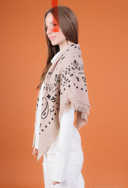 Taupe med paisley scarf