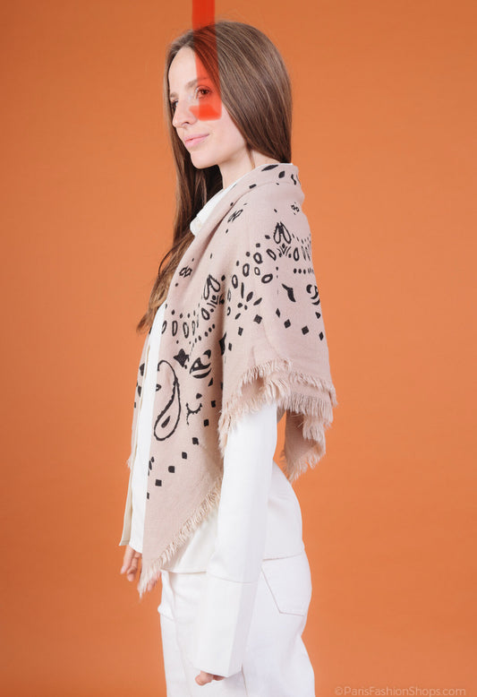 Taupe med paisley scarf